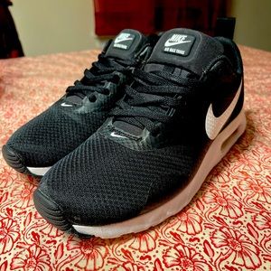 Nike airmax Tavas US women’s size 8 (black and white) great condition (no rips)